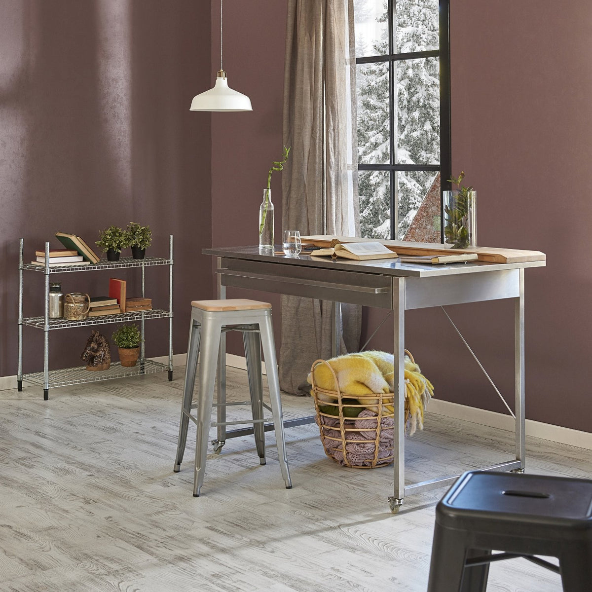 Hoker Paris Wood 75 cm czarny industrialny metalowy z drewnianym siedziskiem do wyspy kuchennej