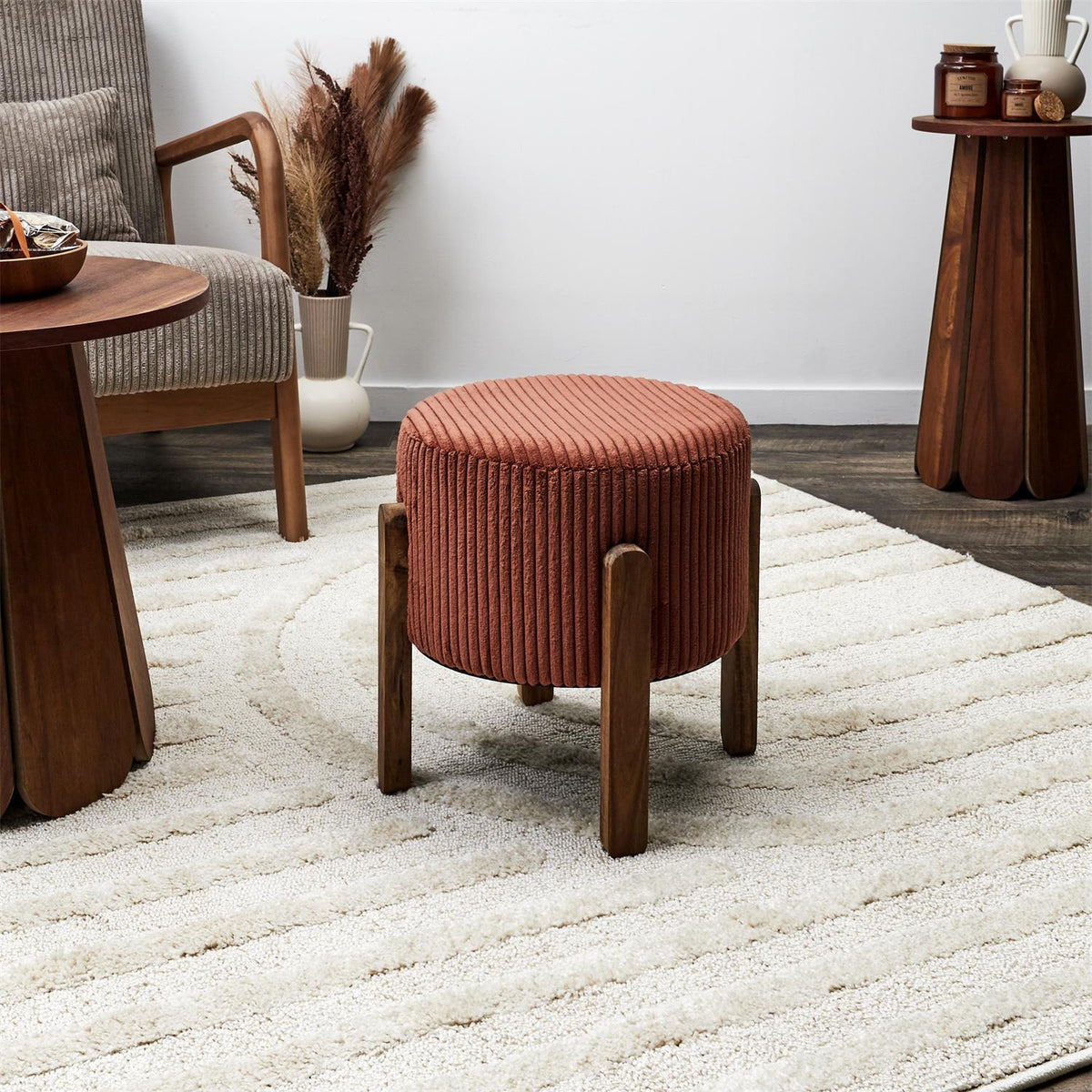 Stołek tapicerowany Scott sztruksowy terracotta boho do salonu