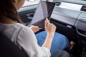 タブレットのカーナビ化は可能？選ぶポイントと注意点